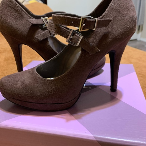 Women’s suede dark brown heals. - Picture 3 of 3
